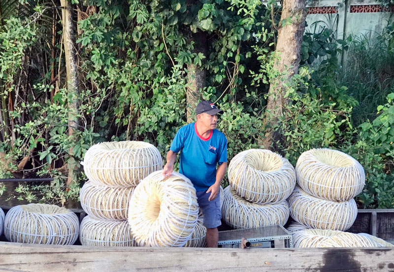 Làng nghề đan giỏ cọng dừa Hưng Phong