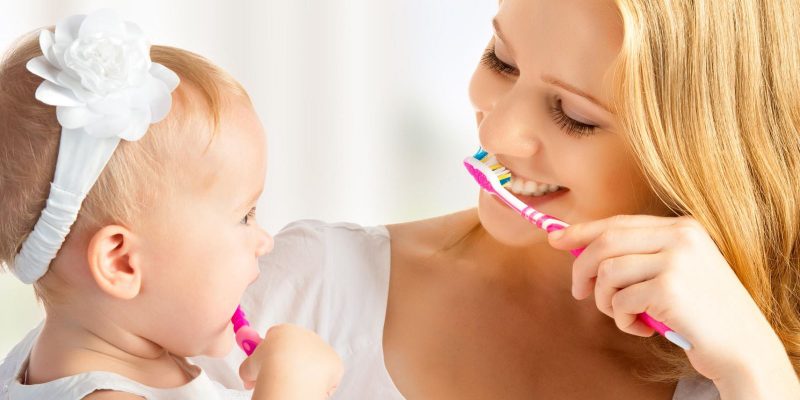 Cha mẹ nên dạy con trẻ đánh răng ngay từ khi còn nhỏ