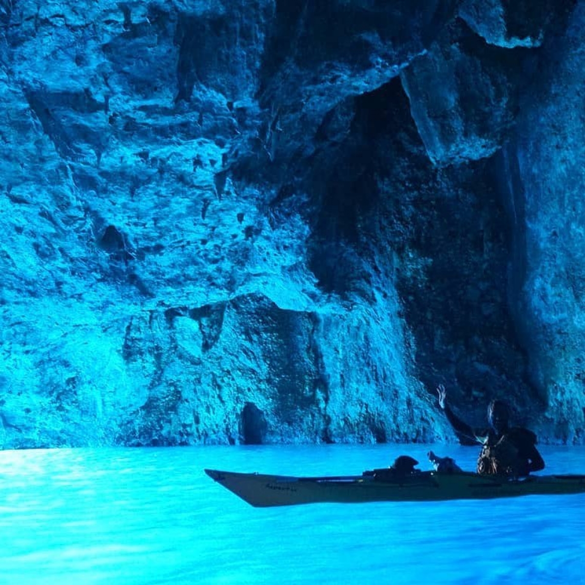 Blue Cave - một hang động độc đáo gần đảo đảo Kastellorizo. Nguồn: Instagram