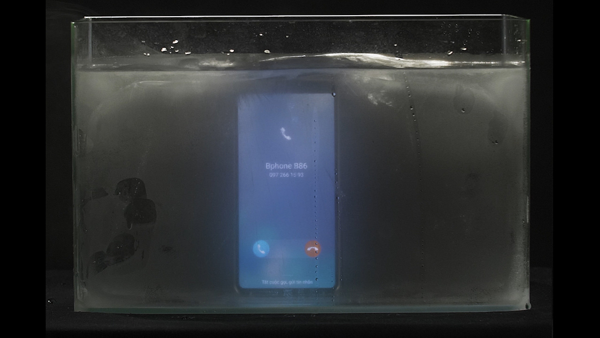 Ngâm điện thoại Bphone trong nước đá lạnh
